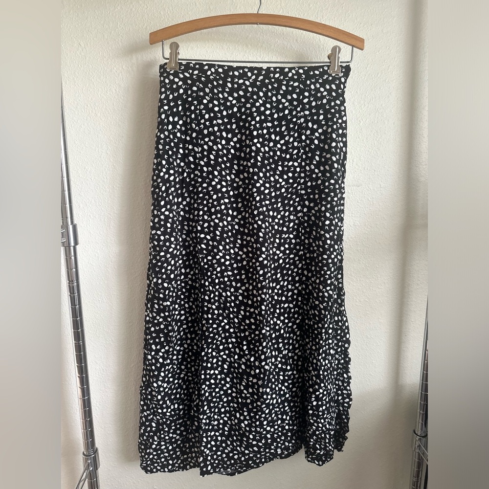 TOP SHOP Black and White Patterned skirt.